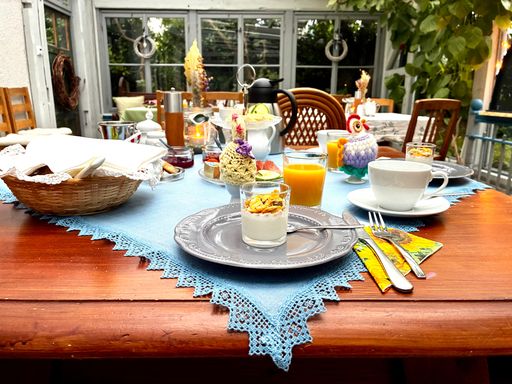 Gedeckter Frühstückstisch